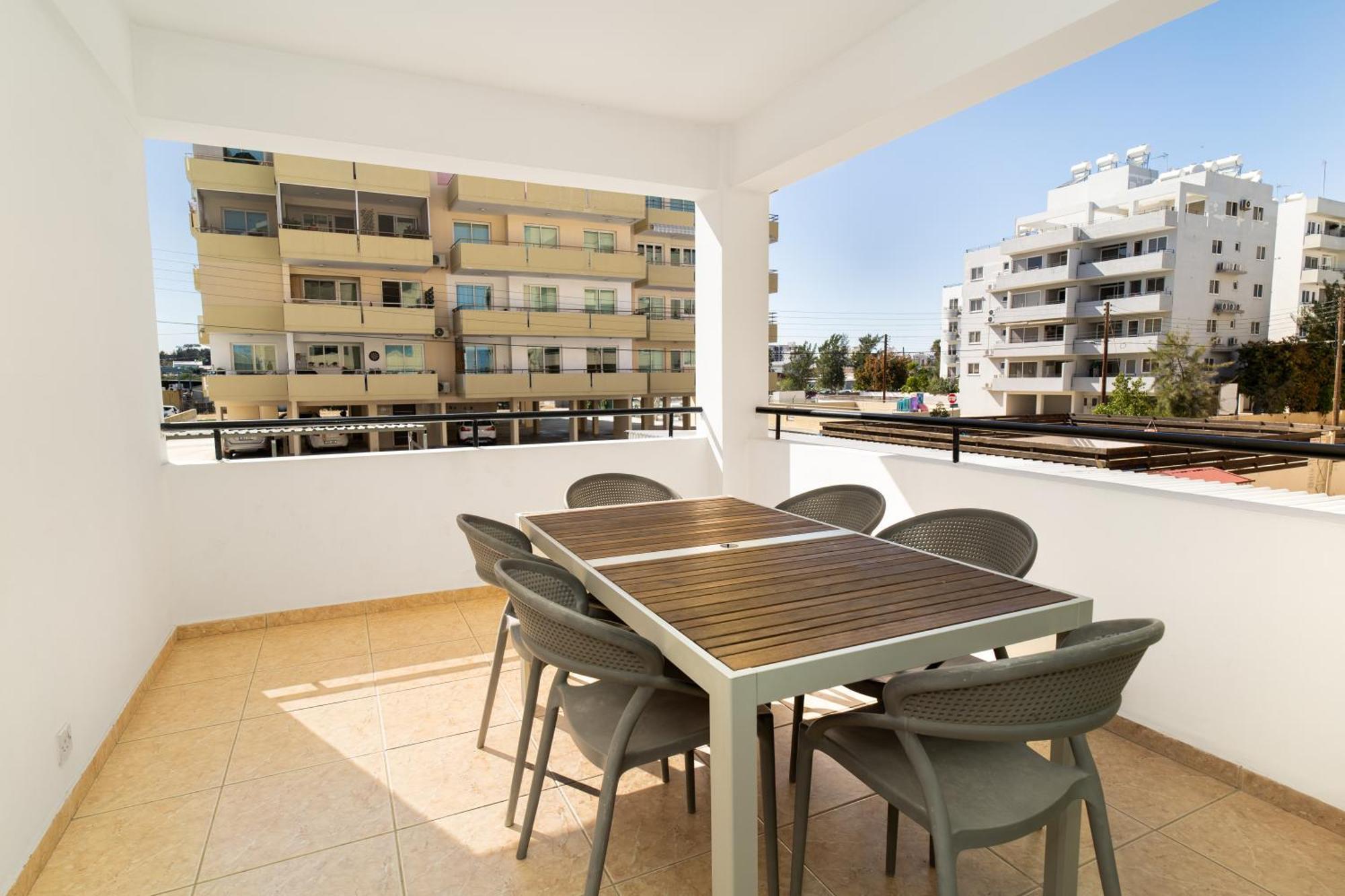 Olivia Mackenzie 2 Bedroom Flat With Pool Larnaca Bagian luar foto